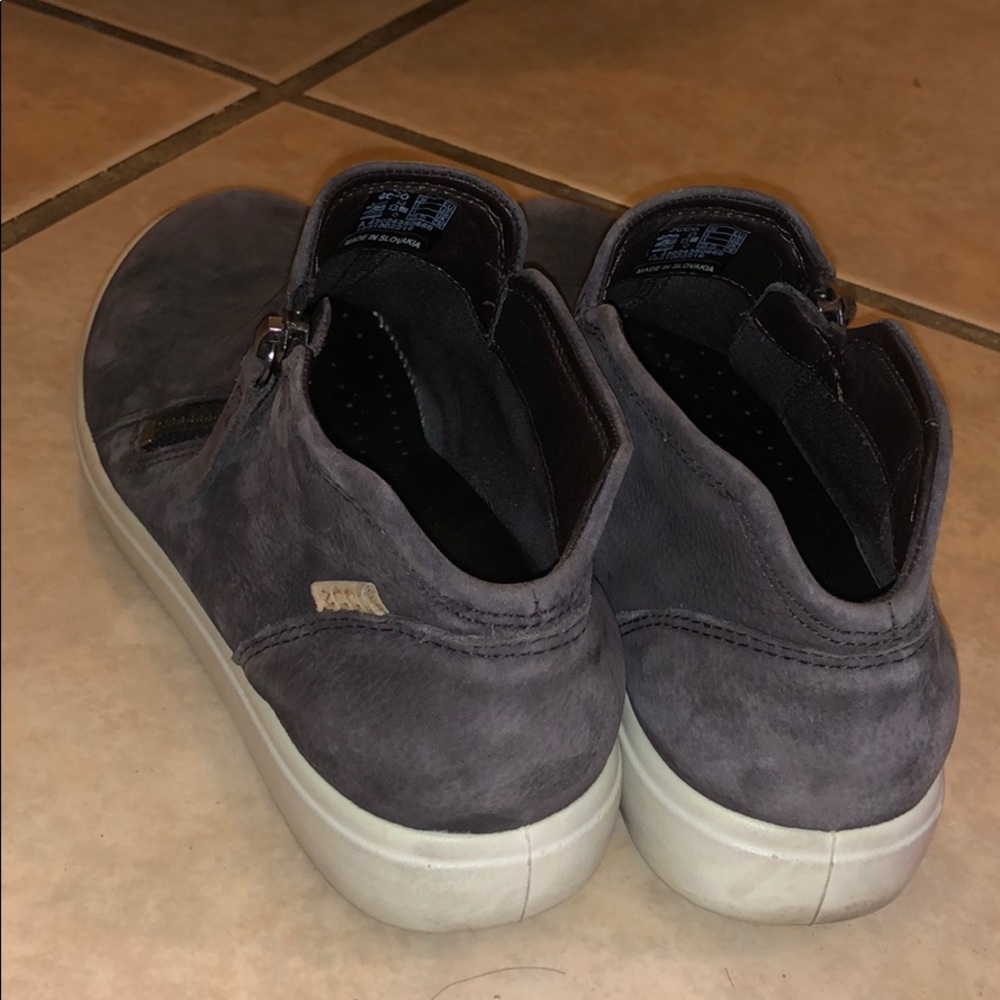 Shoes - Picture 3 of 4